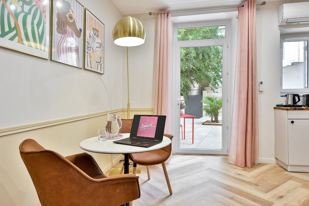 Coin repas et espace de travail avec accès terrasse
